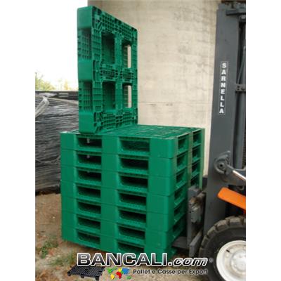 BANCALE  QUADRATO  VERDE  1100x1100  h.15   in Plastica HDPE, provvisto di gommini su 3 Strati; Peso 12 Kg. Portata su Forca 2000 Kg. (2 Tons) idoneo alla Portata di 4 Fusti da 250 Kg. L'uno. Idoneo alla Sovrapponibilità a 2 Livelli con 8 Fusti.