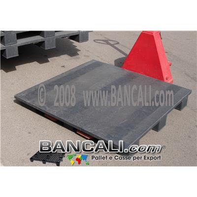 Pallet Plastica Leggermente Gommoso 115x115 cm. Quadrato Sovrapponibile con Pianale Superficie Chiusa e Ruvida;  h.135 mm con 3 Slitte; Peso 24, 5 Kg.