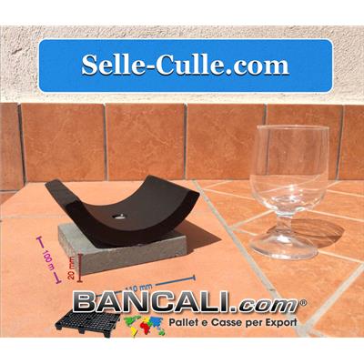 Selletta Portatubi in Plastica PE con piattello in plastica riciclata 100x110 mm  h 20 come basamento; assemblati con Vite inox e rondella e dado in acciaio inox del 6 mm. a forma di Culla per il sostegno o supporto di Tubi. Peso Tara 450 gr.